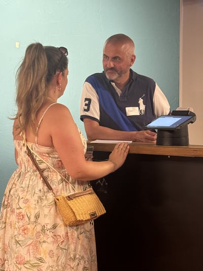 Daniel Mühlethaler, Sales bei KLARA im Gespräch mit einer Teilnehmerin.