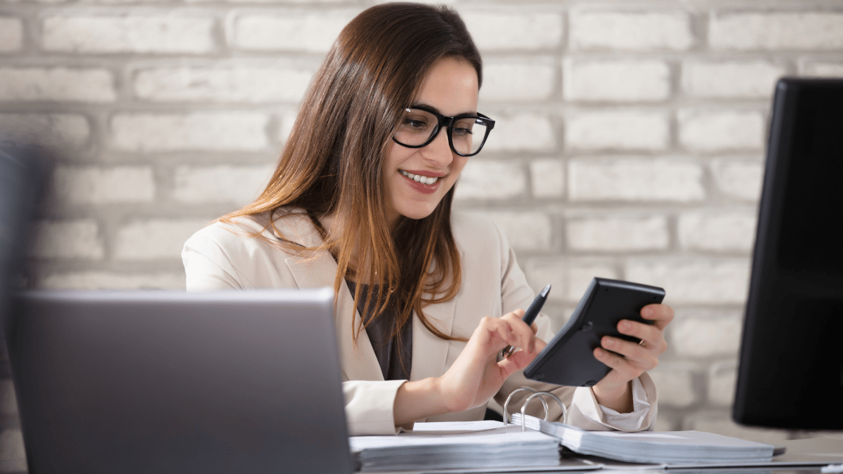 Kennzahlen Lohnbuchhaltung Buchhalterin Treuhänderin mit Taschenrechner