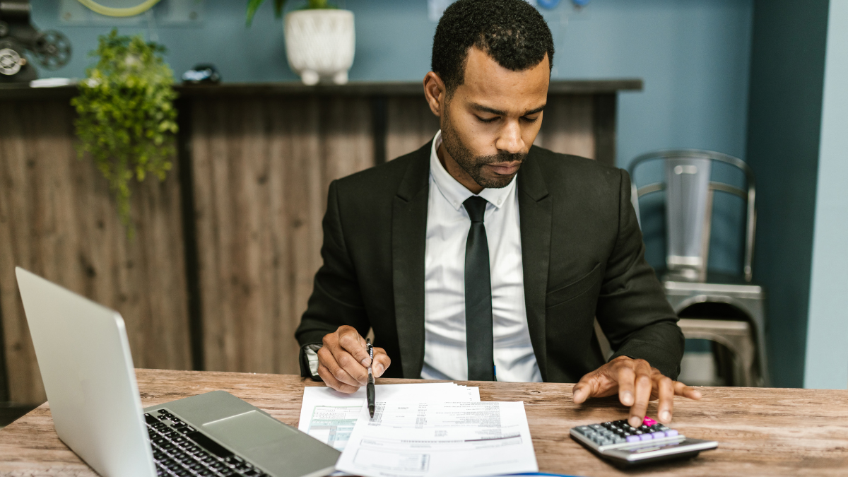 Un homme s'occupe des comptes annuels