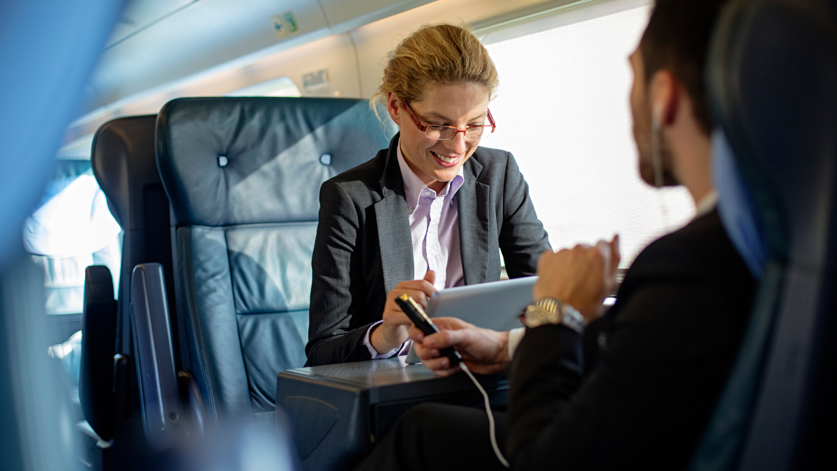 Une femme travaille dans le train en route