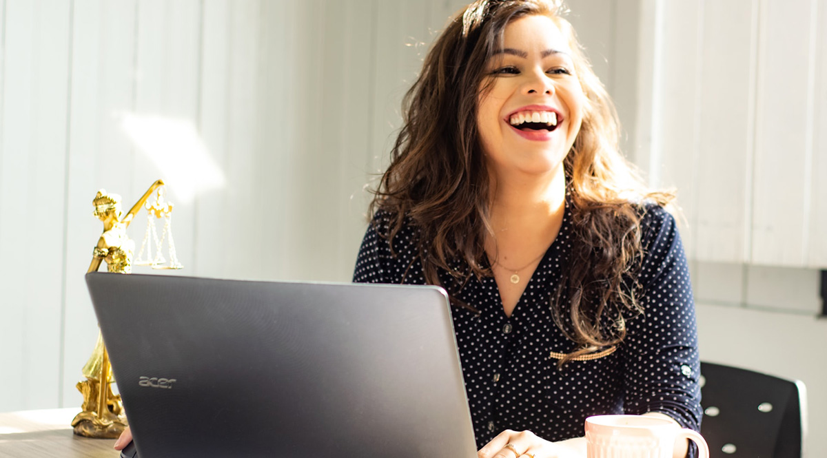 une femme fait de la comptabilité pendant sa première année d'activité